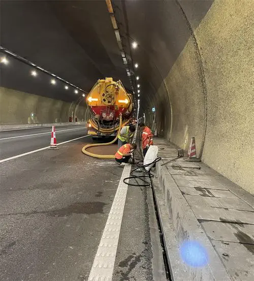 临沧隧道排水渠清淤